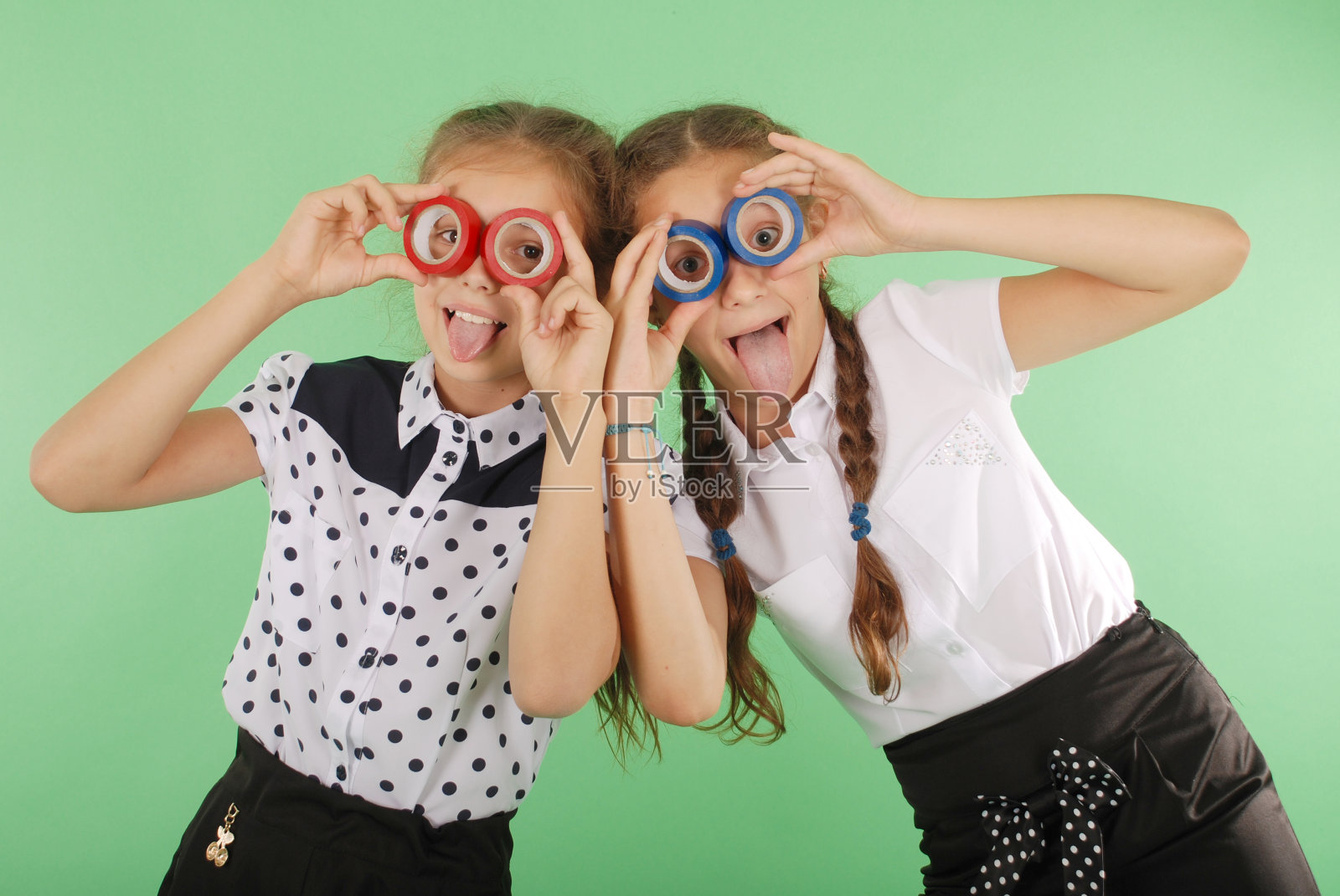 两个漂亮的女学生用两根绝缘胶布蒙住眼睛照片摄影图片