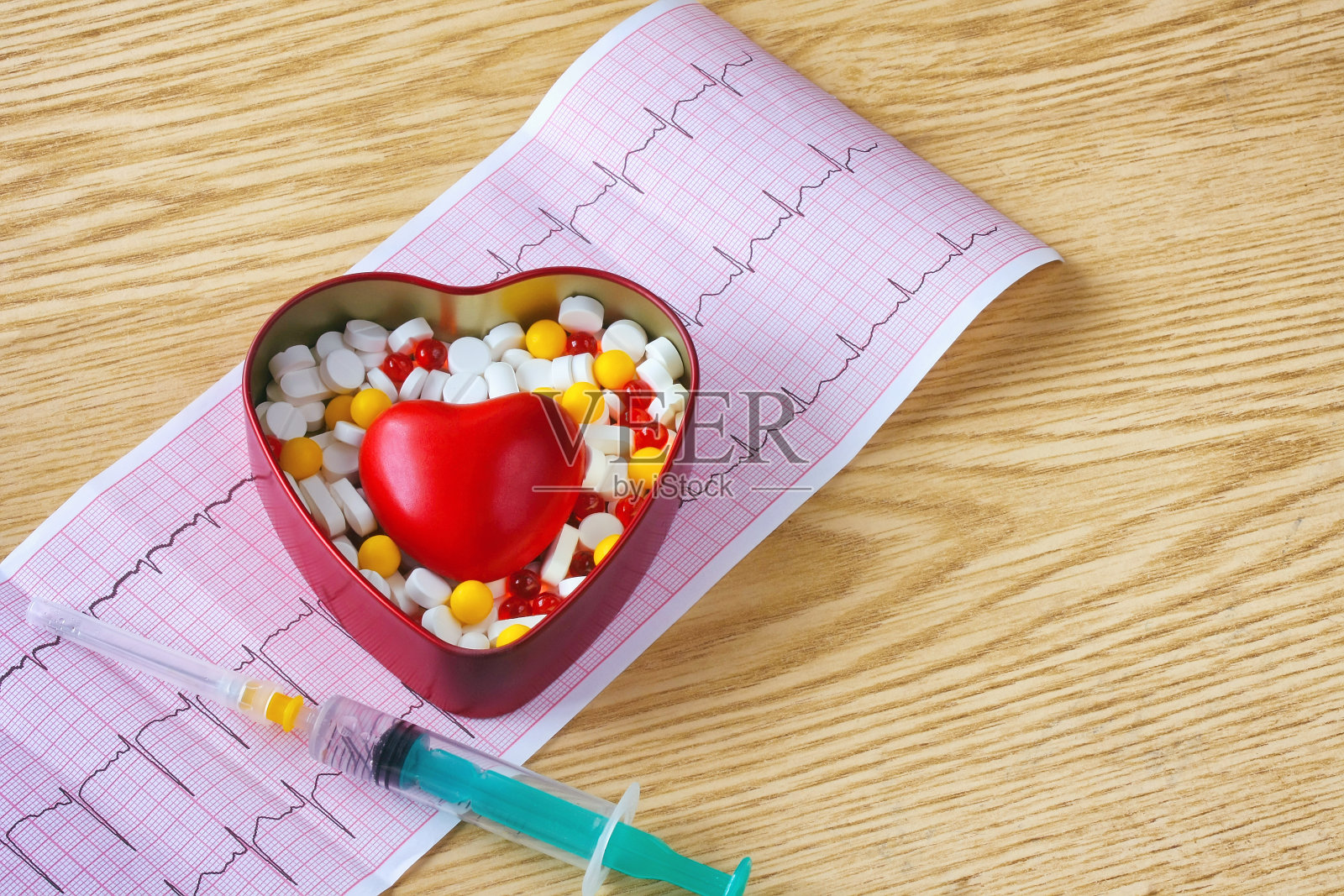 注射器,心电图,一盒药片和红心照片摄影图片