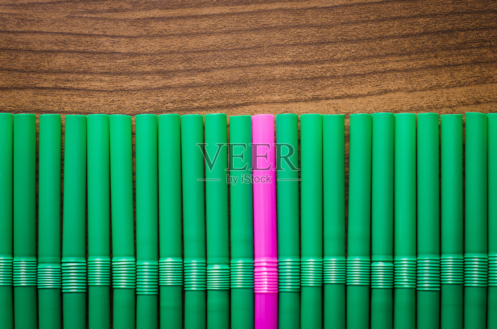 在木板上的绿色饮用稻草照片摄影图片