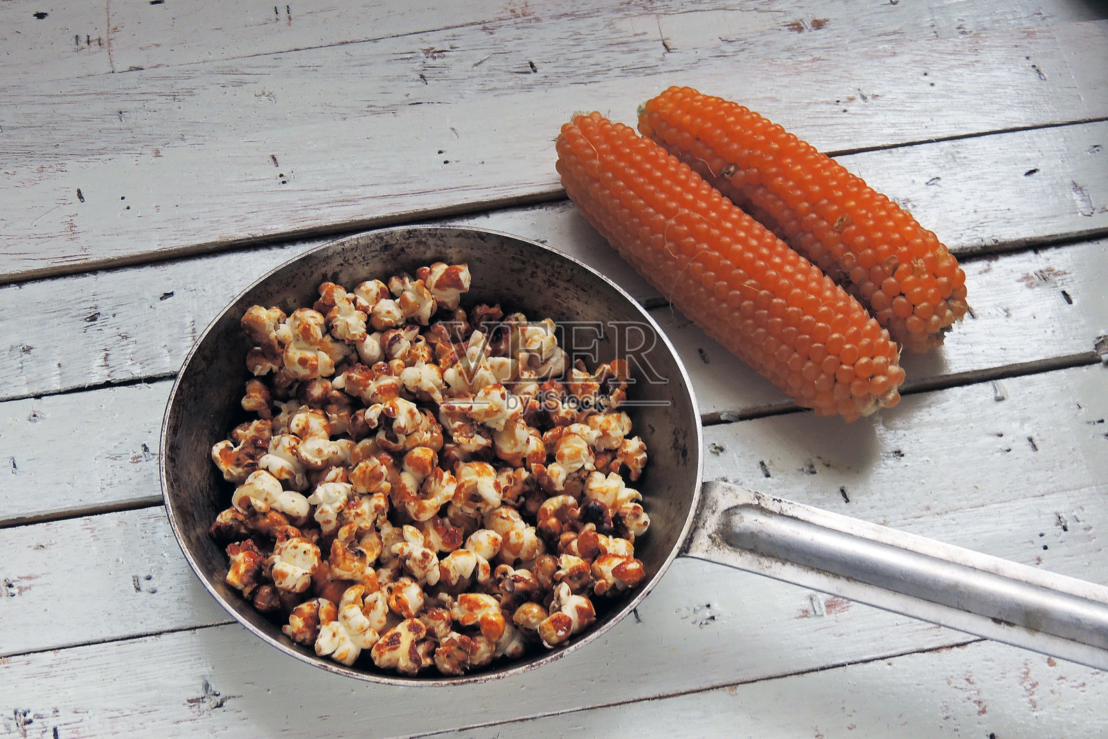 平底锅里的爆米花照片摄影图片