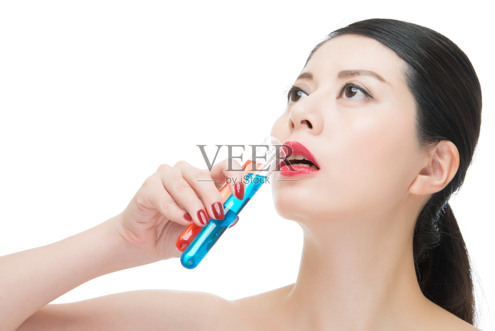 使用化妆品等同于饮用化学药液照片摄影图片