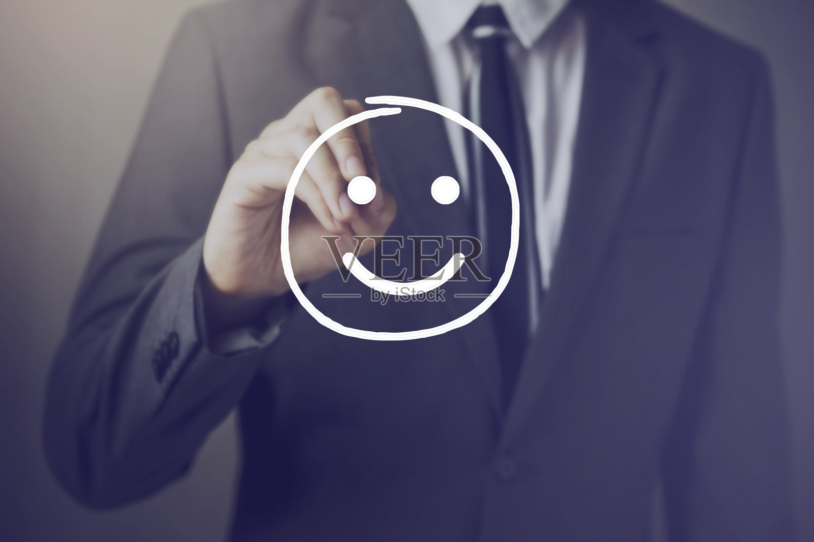 商人在虚拟屏幕上写笑脸照片摄影图片