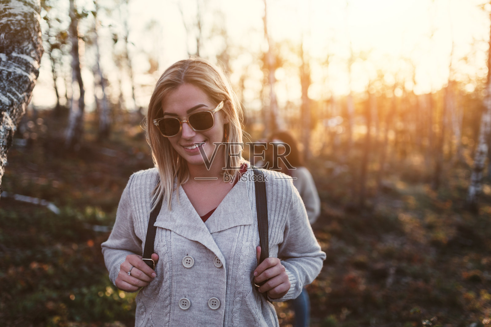 人们户外徒步旅行照片摄影图片