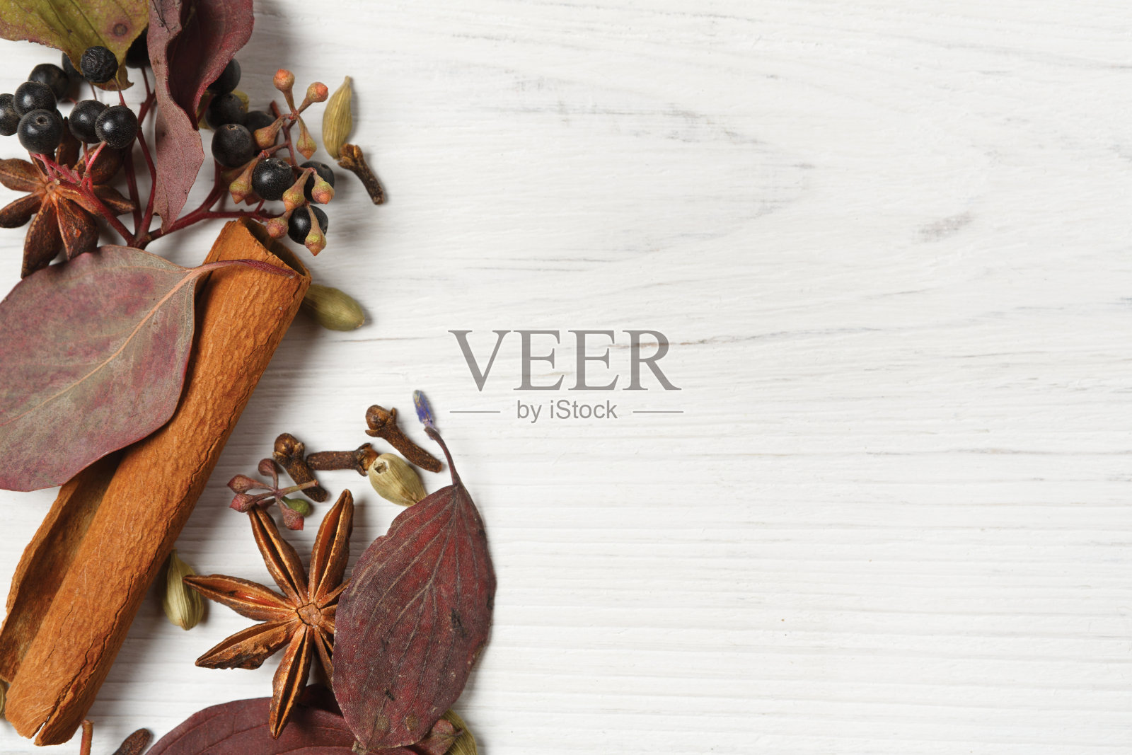 秋季香料背景白木,顶视图。照片摄影图片