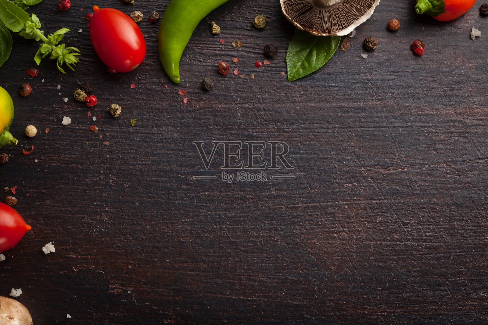 深色木桌上放着各种蔬菜和香草照片摄影图片