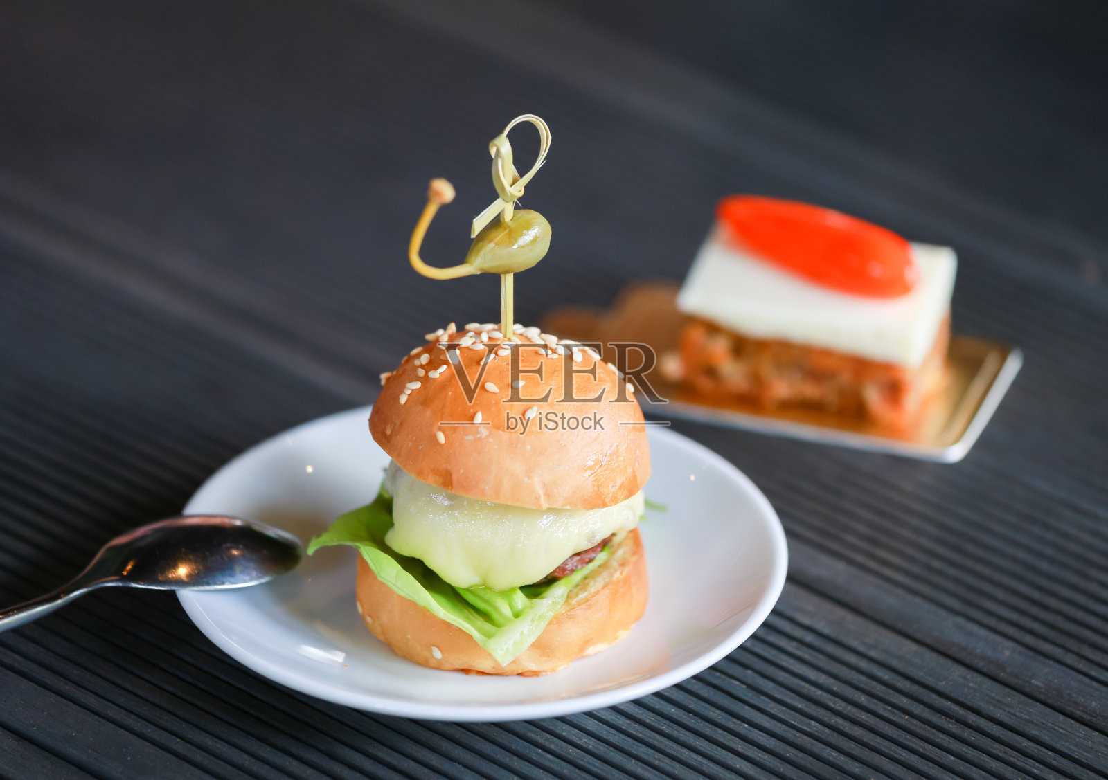 美味的迷你汉堡夹在白色盘子里照片摄影图片