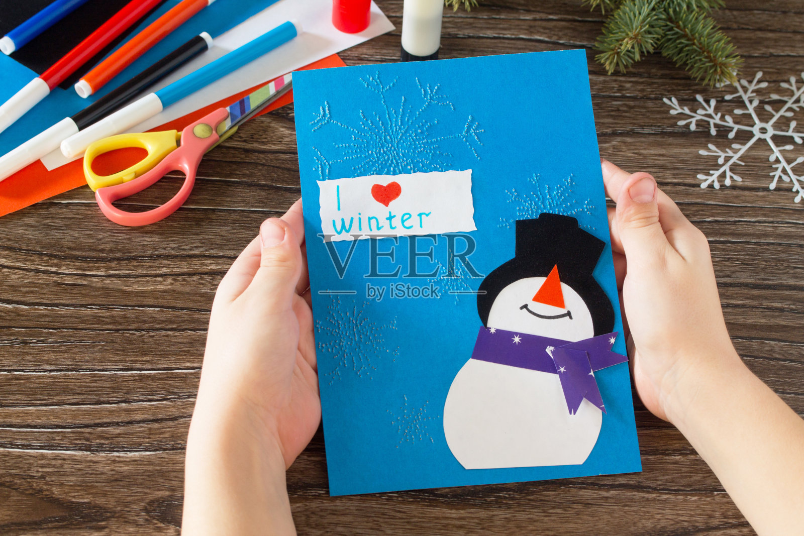 孩子制作雪人贺卡照片摄影图片