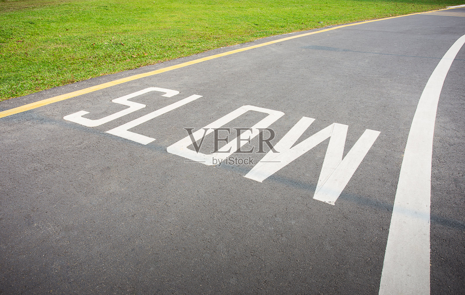 道路上的慢行标志照片摄影图片