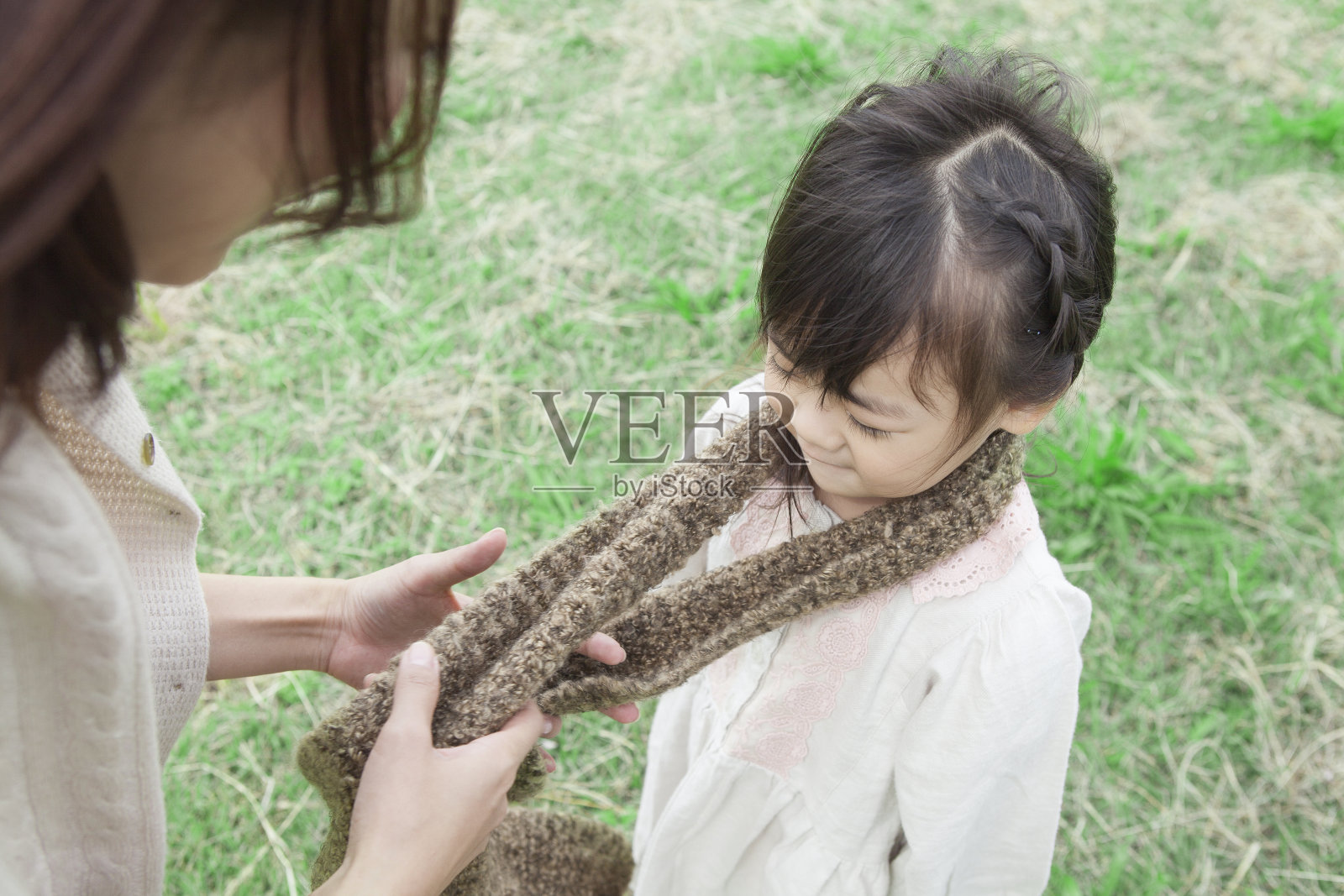 日本母亲给女儿围上围巾照片摄影图片