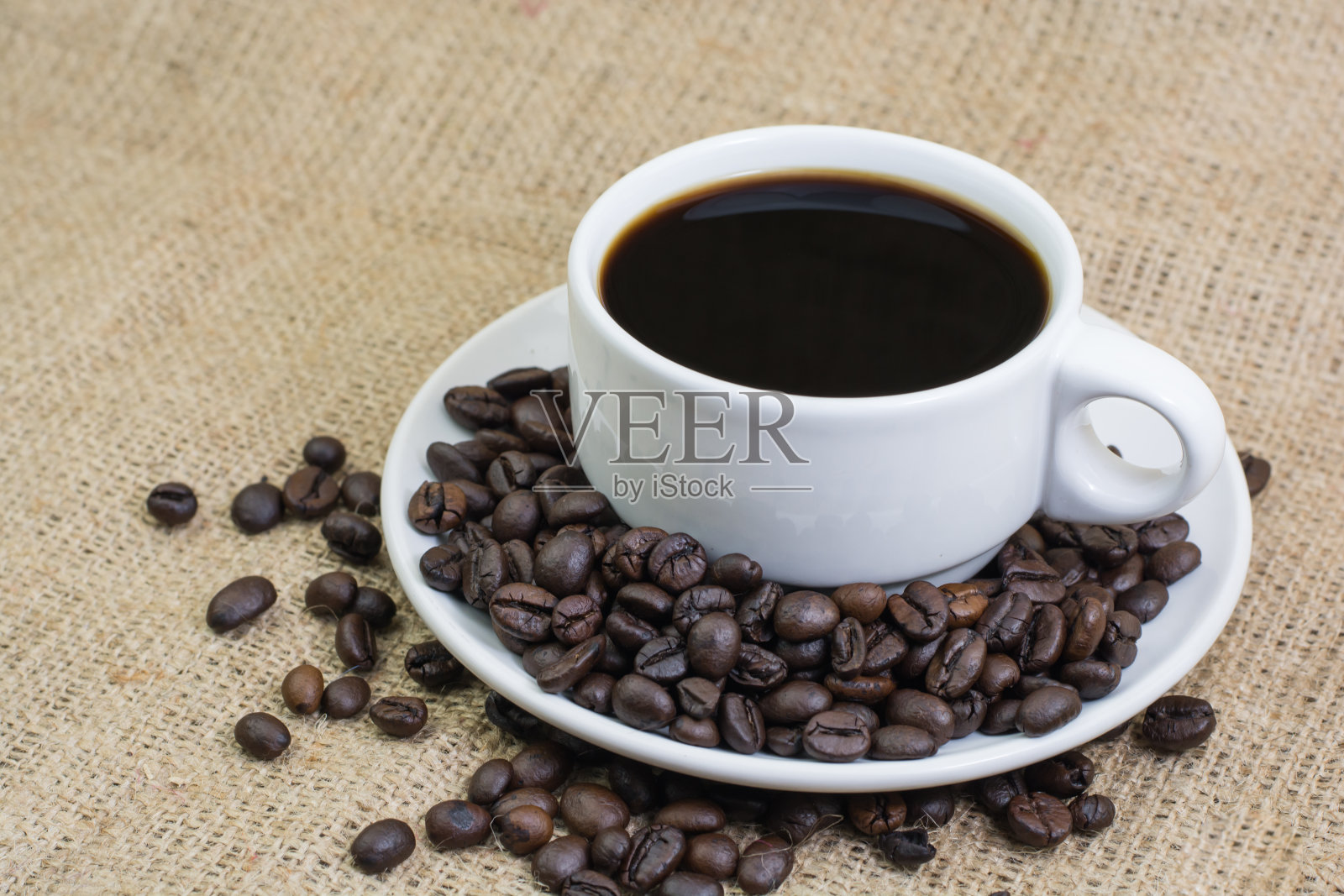 白色杯子与咖啡饮料在黄麻袋背景照片摄影图片