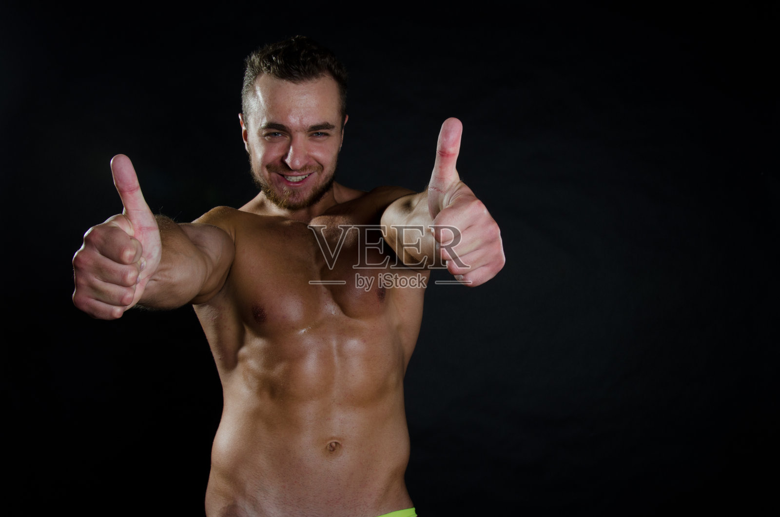 好吧。快乐的健美运动员赤膊上阵。照片摄影图片