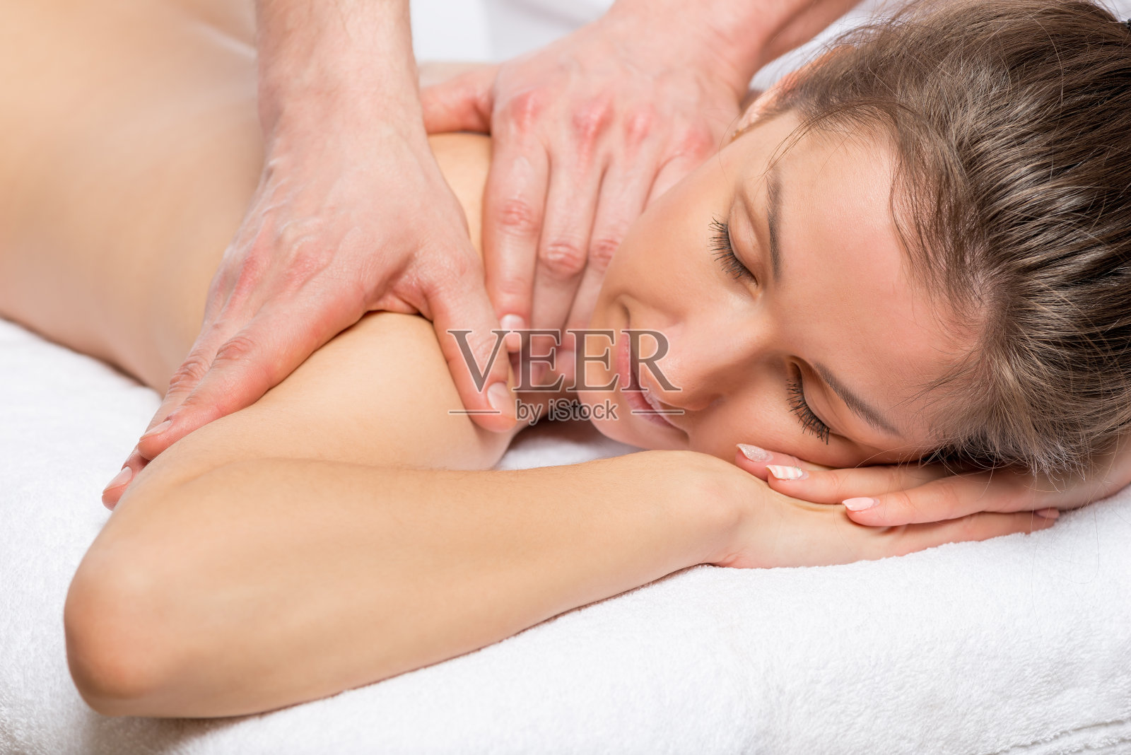 年轻美丽的女孩在按摩中放松照片摄影图片