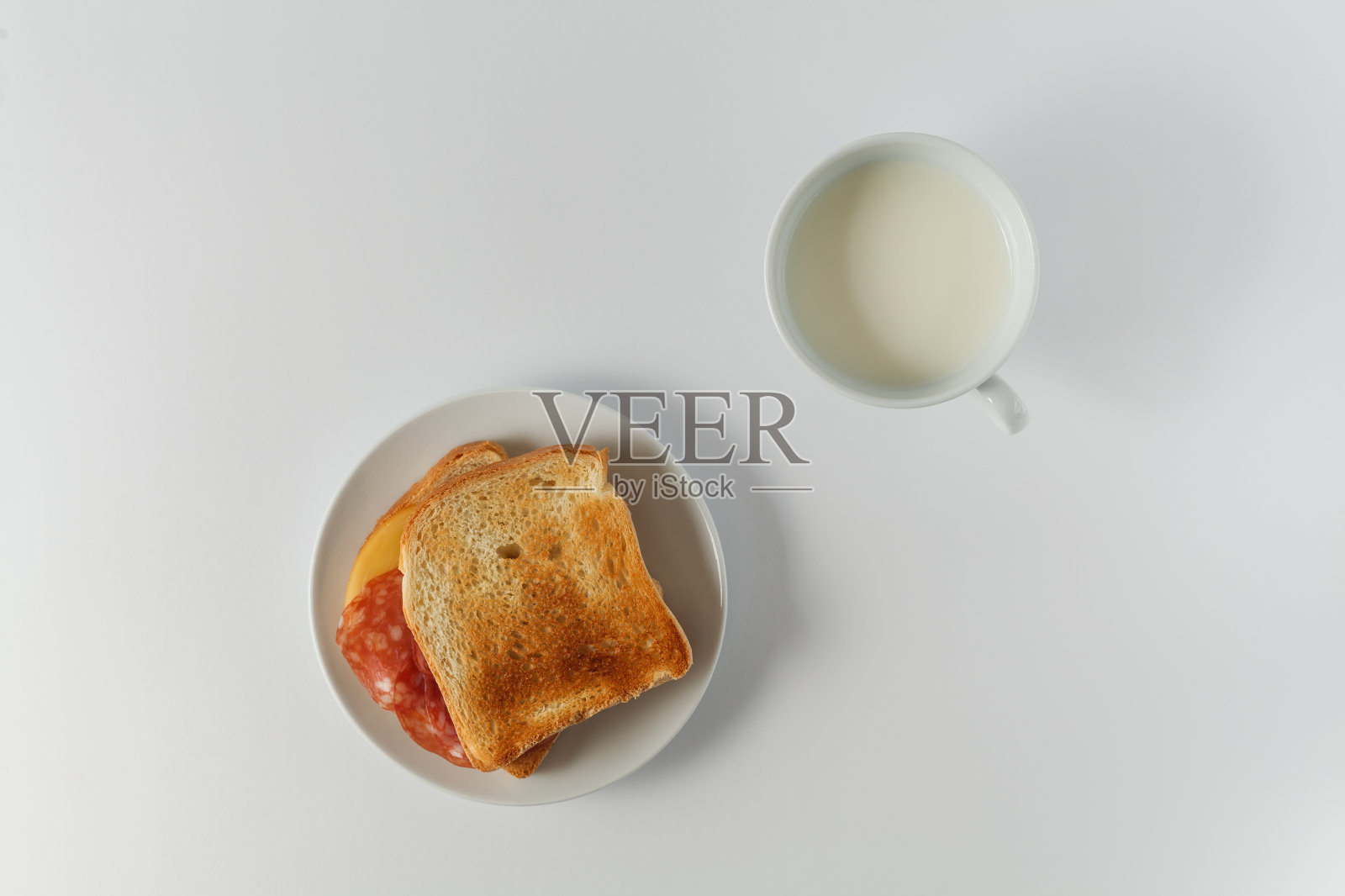 桌上的盘子里装着新鲜的吐司照片摄影图片