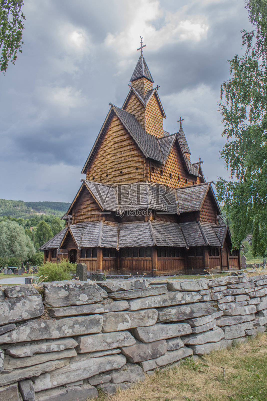 阴天里的破碎教堂照片摄影图片