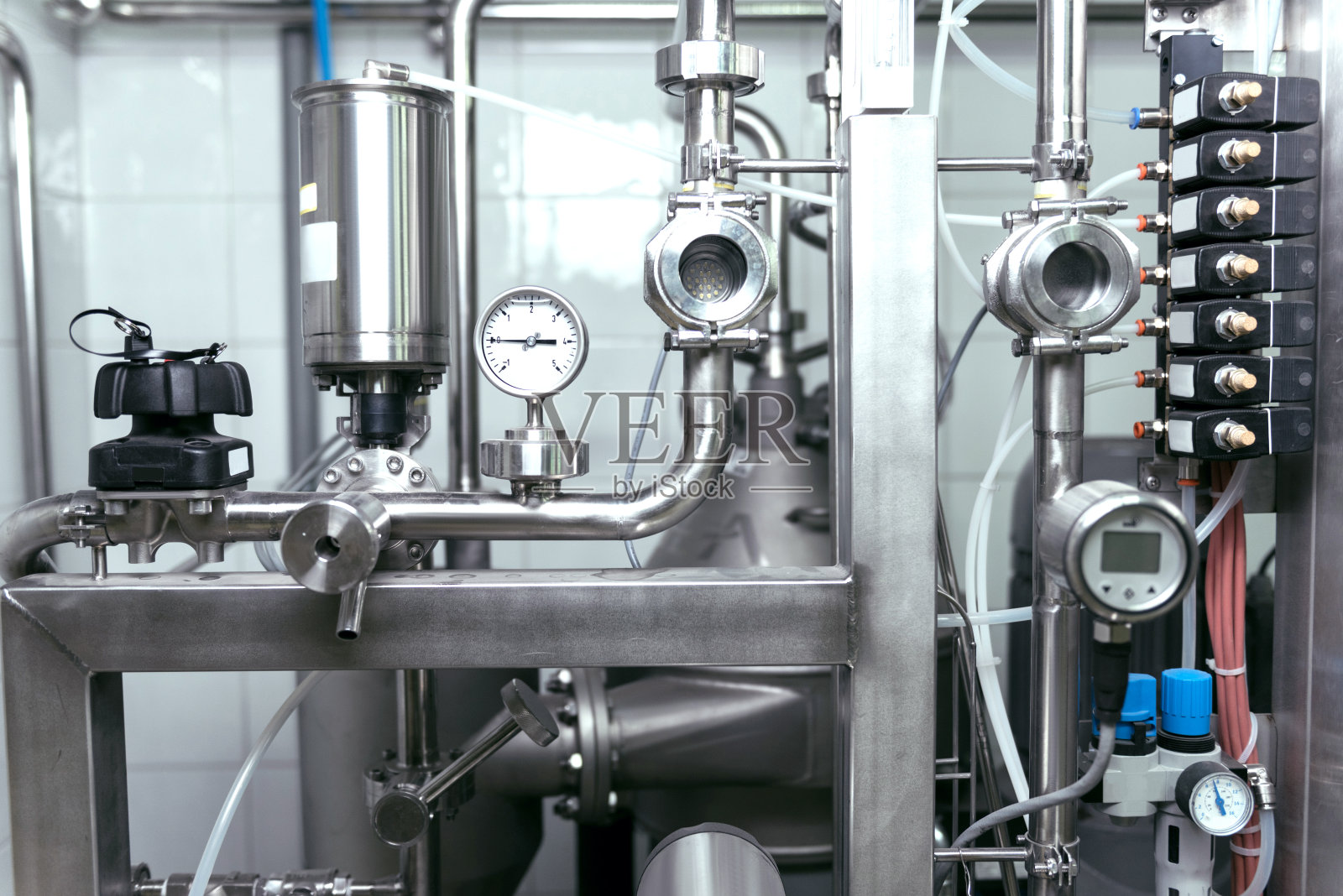 啤酒厂生产的设备和工业工具照片摄影图片