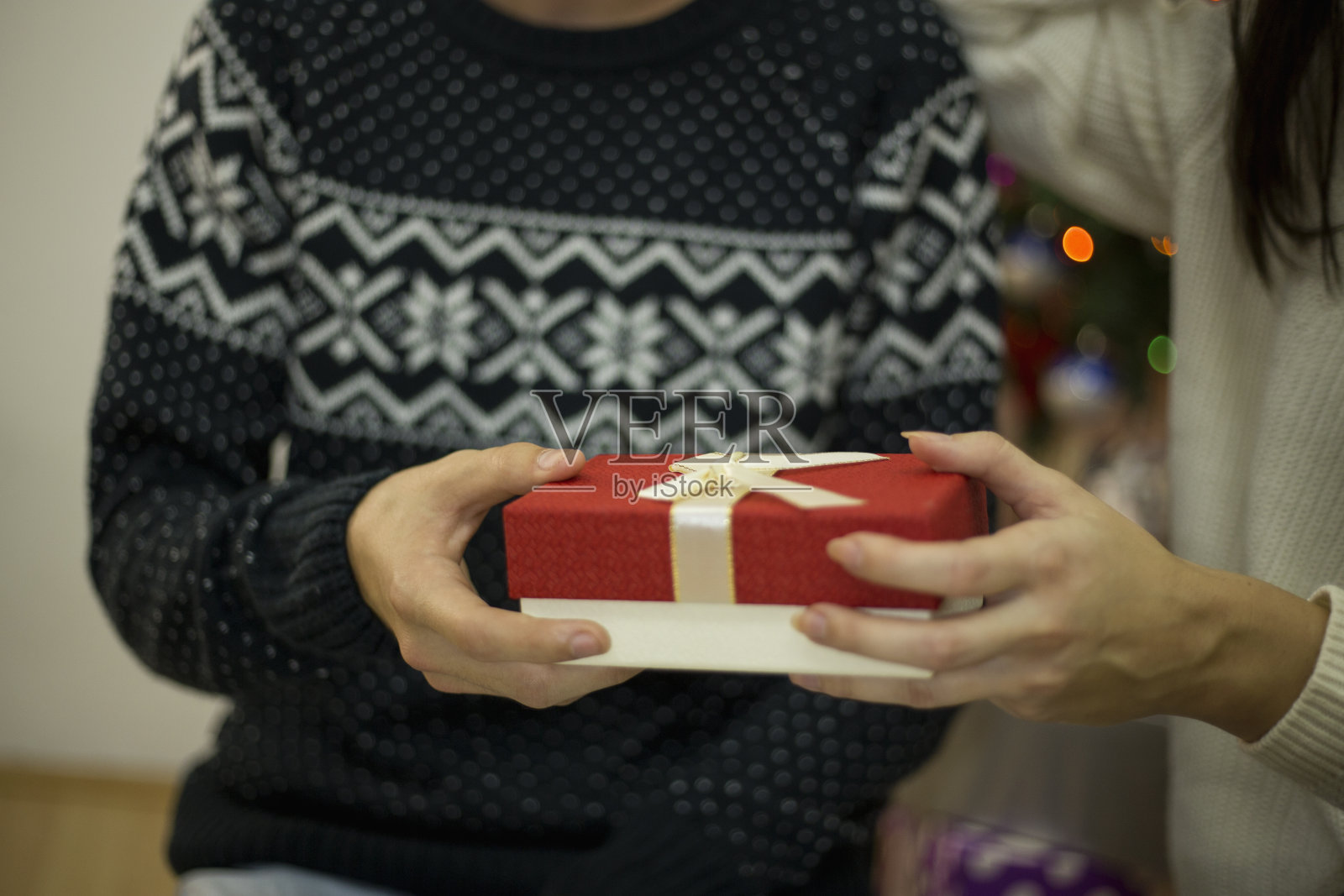 男孩给了一个可爱的女孩一个礼物。照片摄影图片
