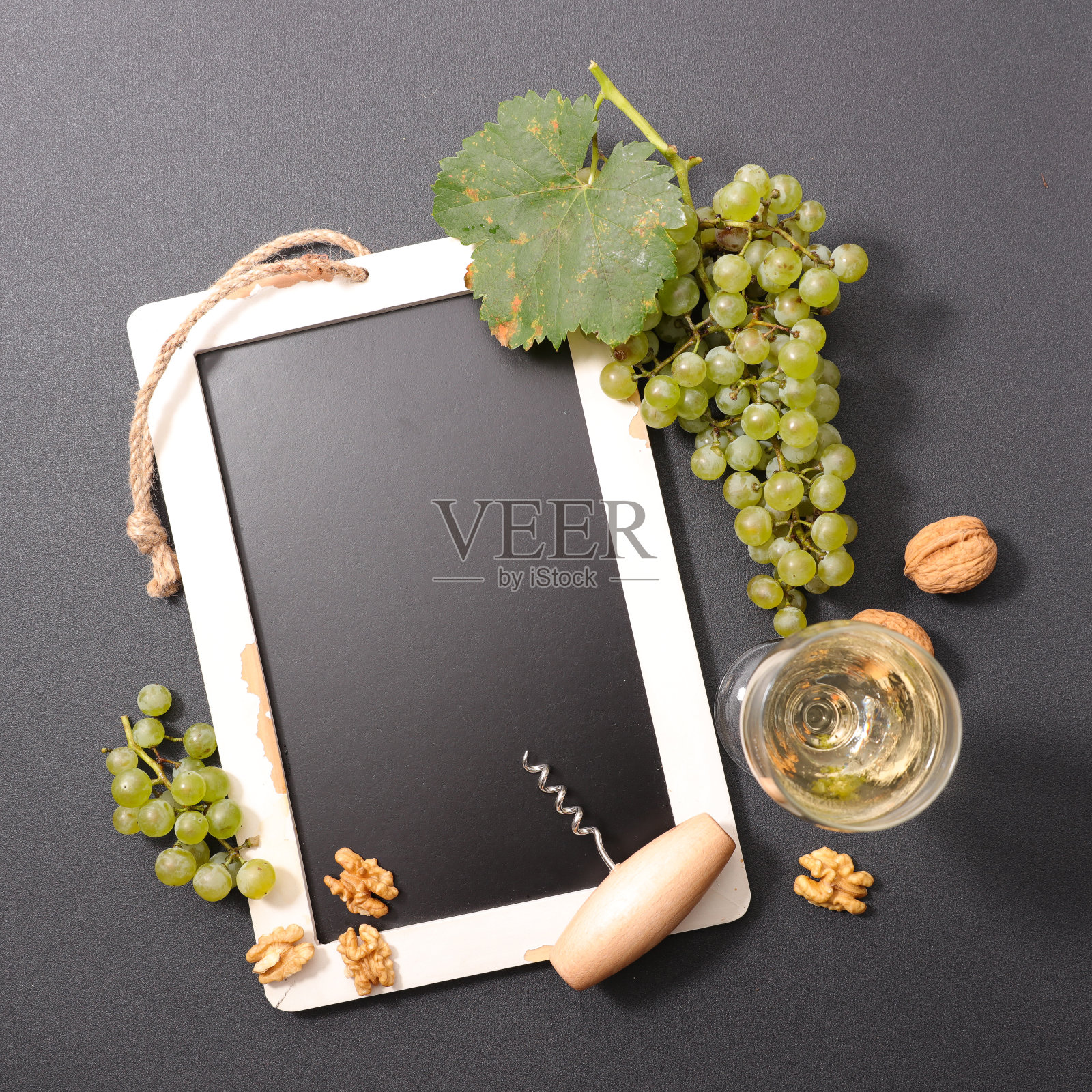 黑板上有葡萄和葡萄酒照片摄影图片