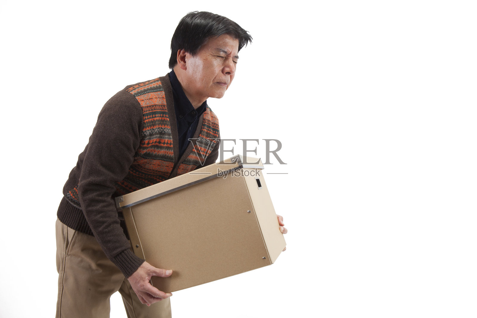 扛着箱子的日本中年男子照片摄影图片