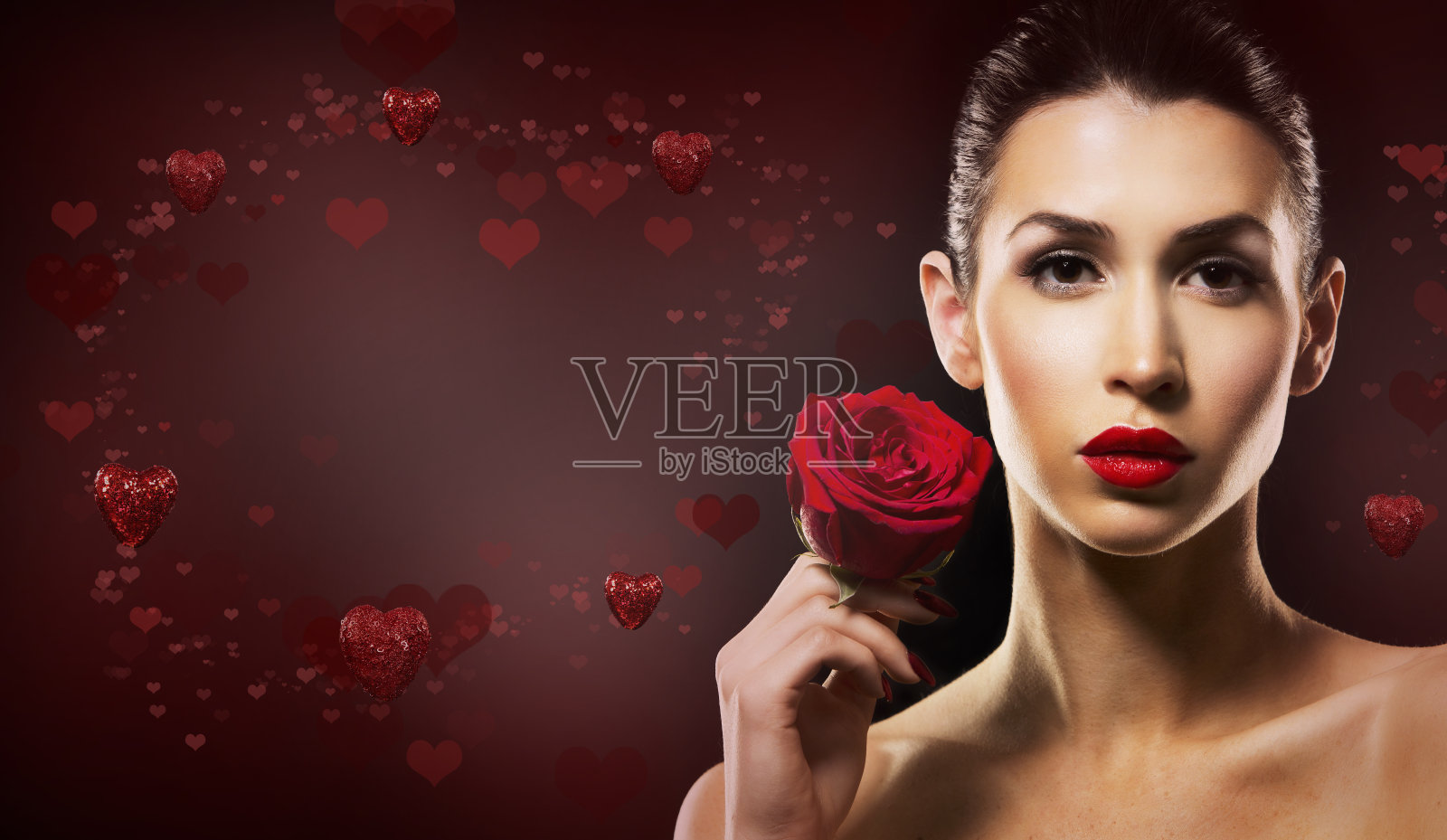 情人节女人手捧红玫瑰照片摄影图片