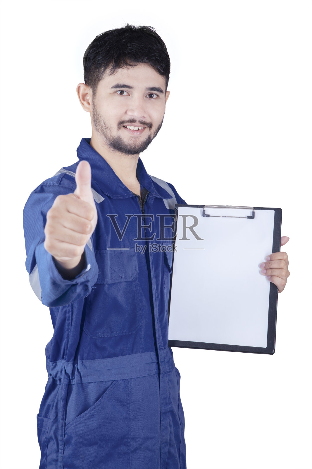 拿着写字板并竖起大拇指的技工照片摄影图片