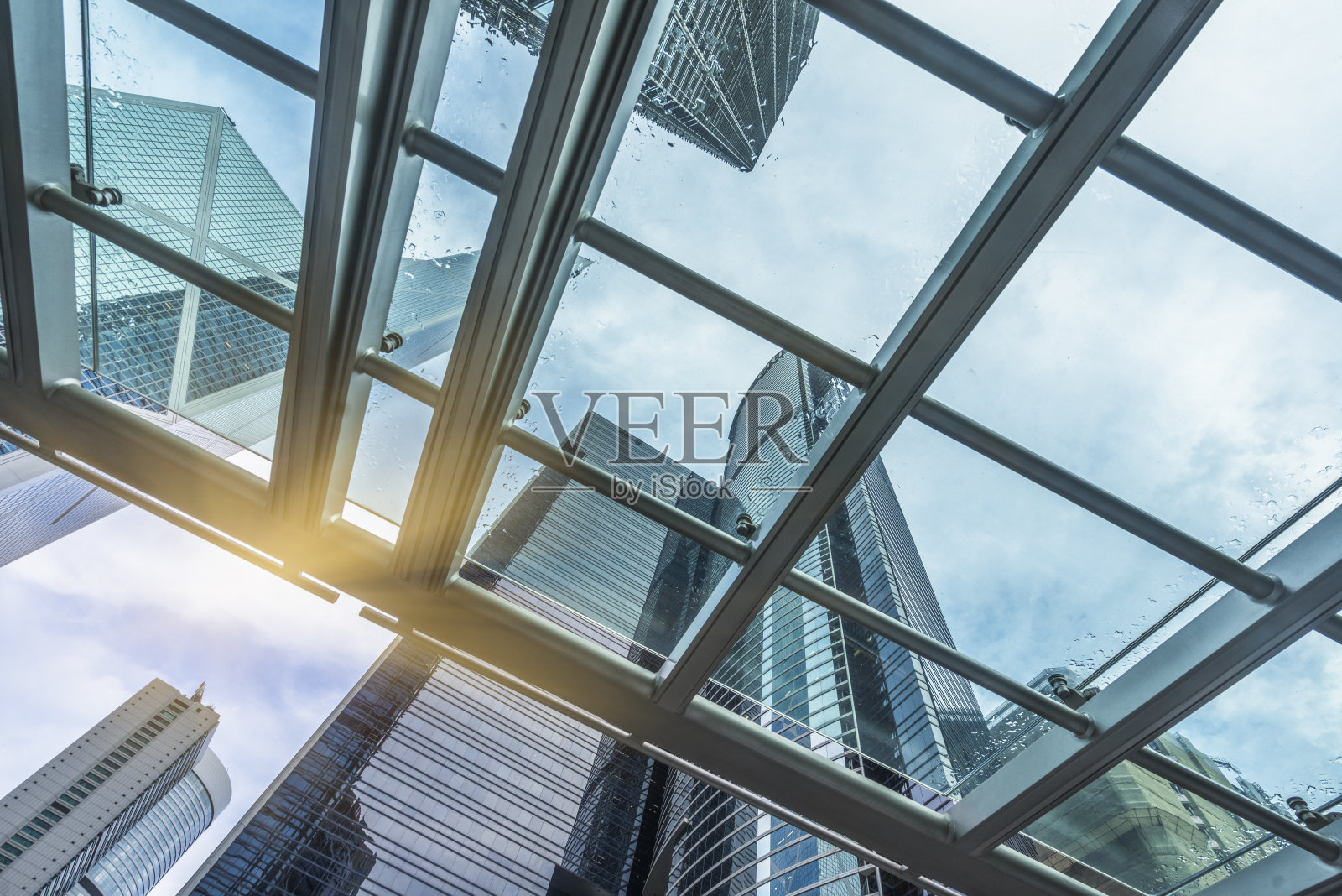透过玻璃顶棚俯视摩天大楼照片摄影图片