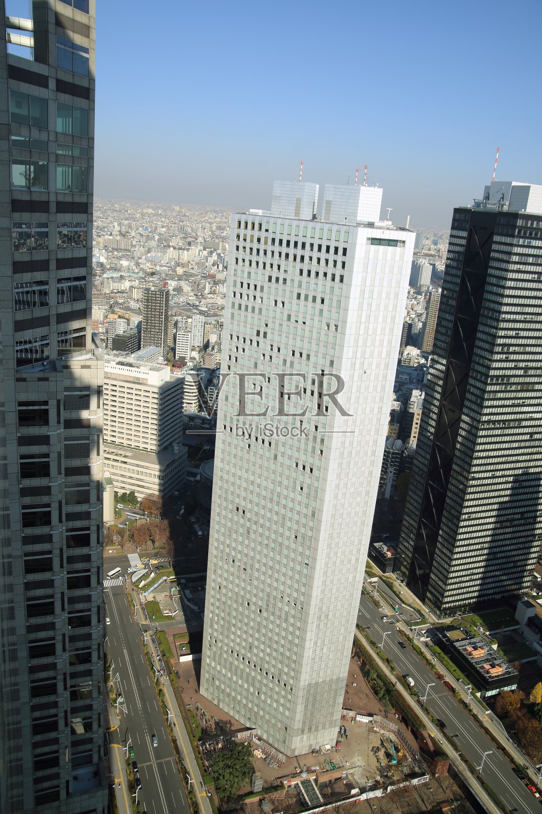 从东京新宿市政府大楼看日本城市景观,照片摄影图片