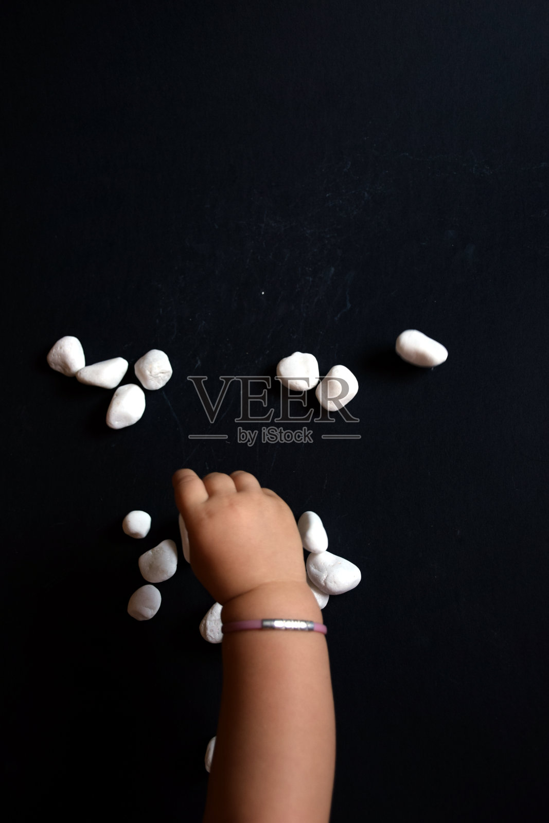 宝宝玩石头照片摄影图片