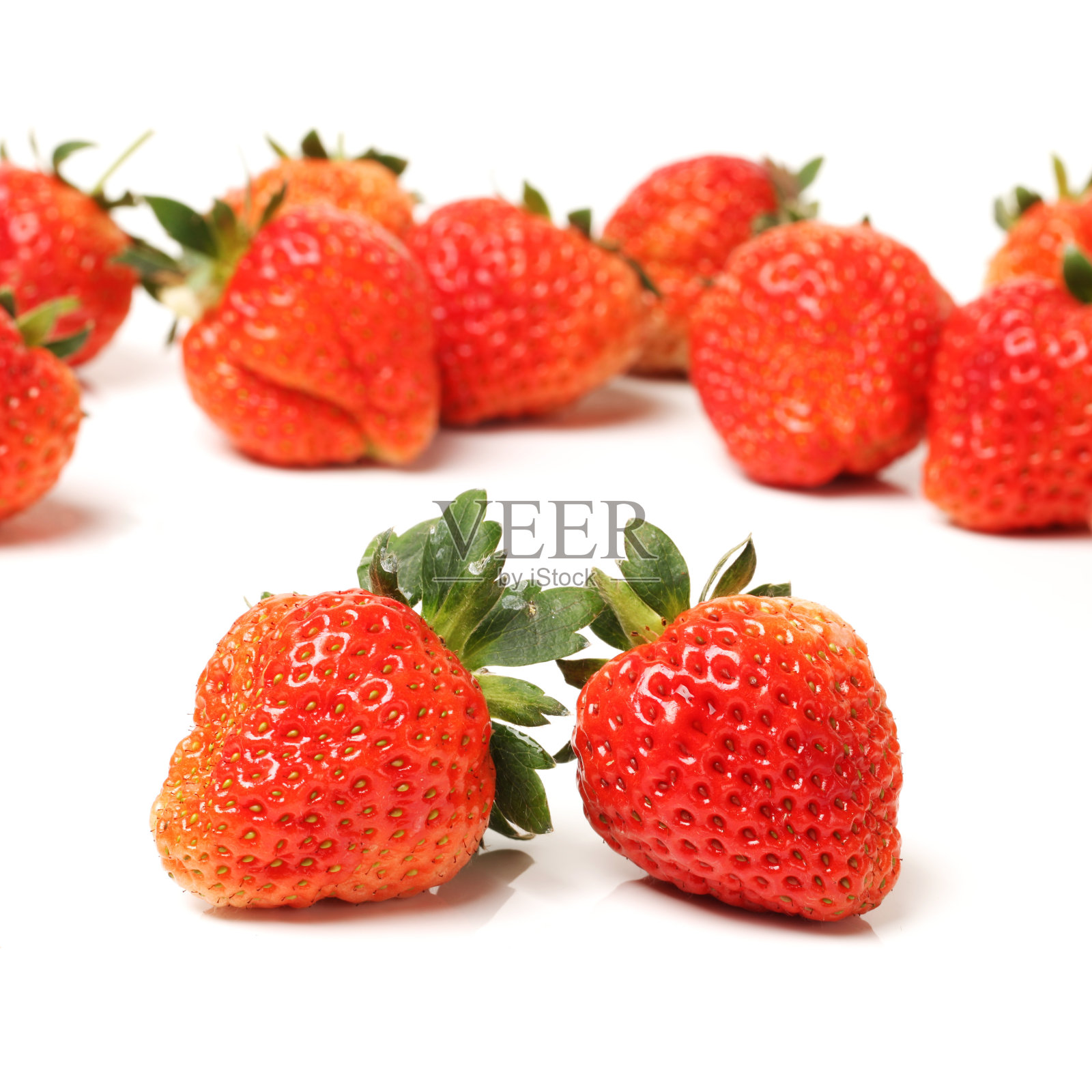 白色背景上的新鲜草莓照片摄影图片