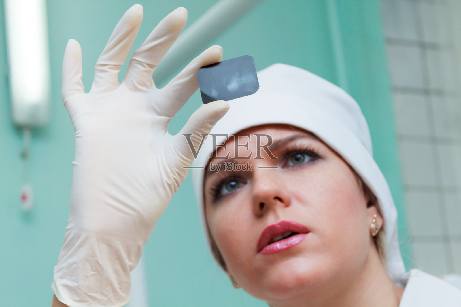 牙医检查牙齿X光片照片摄影图片