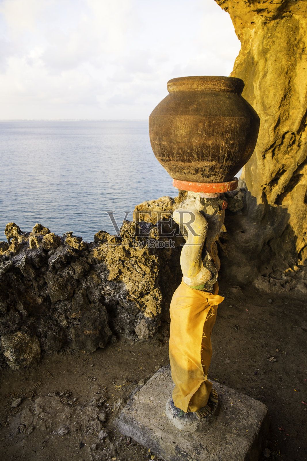 巴厘岛巴兰干海滩上的印度教雕像。照片摄影图片