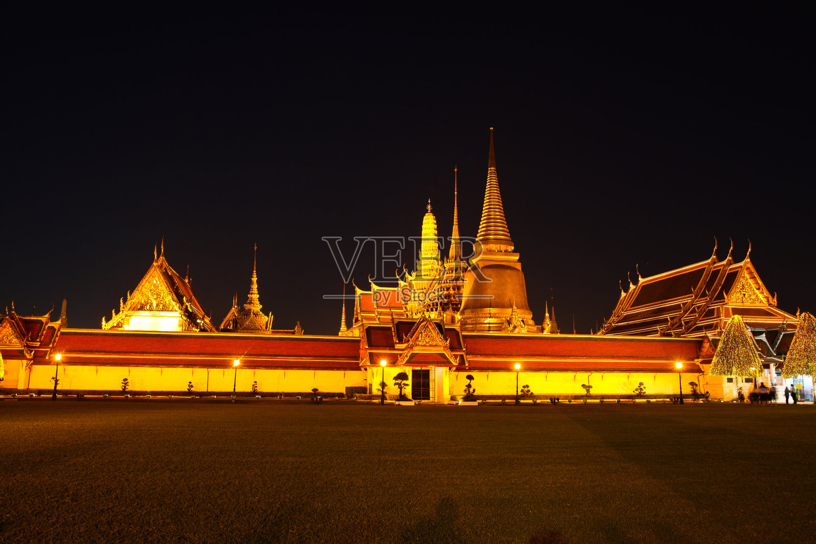 在晚上。照片摄影图片