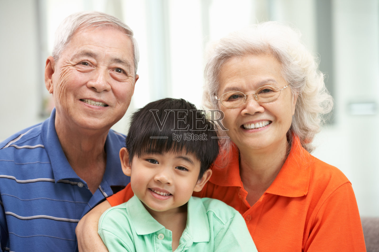 中国爷爷奶奶和孙子在家休息的肖像照片摄影图片