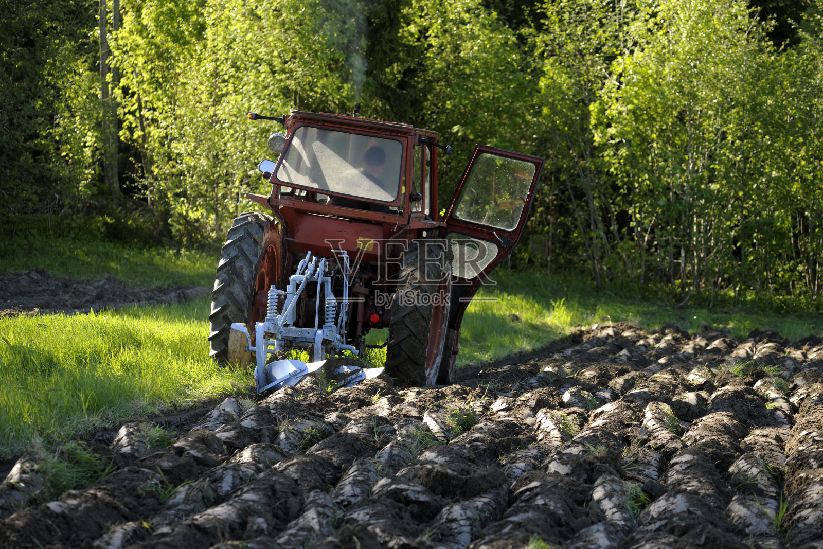 拖拉机耕地照片摄影图片