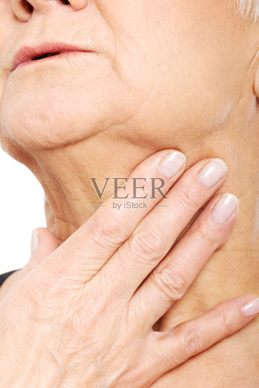 近距离观察老妇人握着脖子的手。照片摄影图片