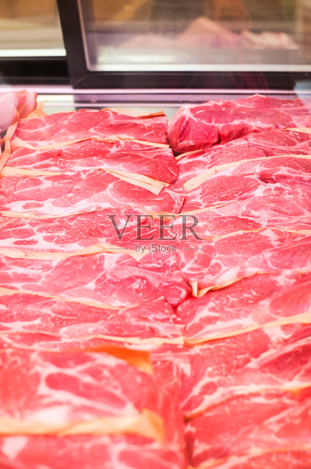 超市里的切片肉照片摄影图片
