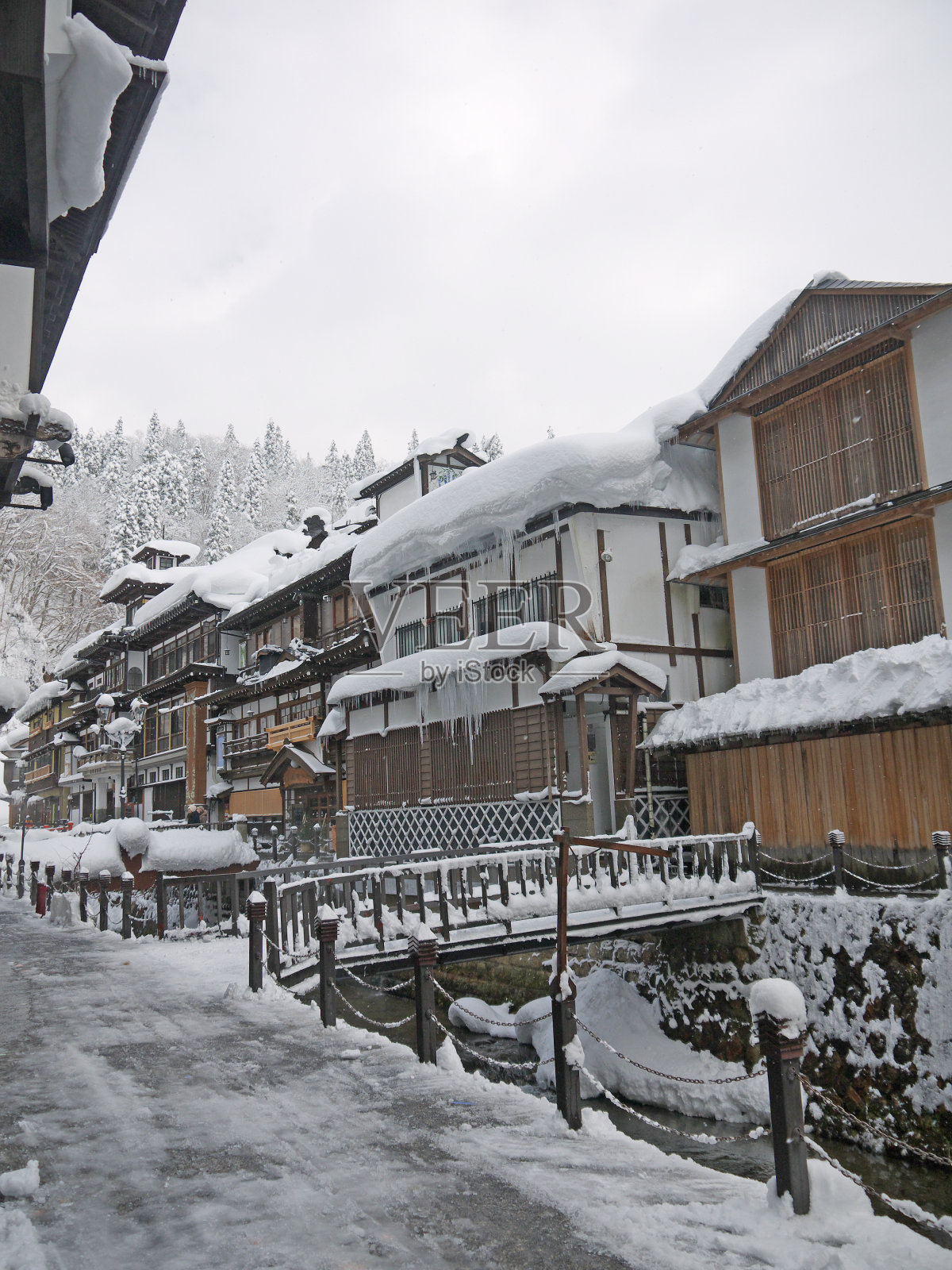 银山温泉日本冬季的一个村庄照片摄影图片