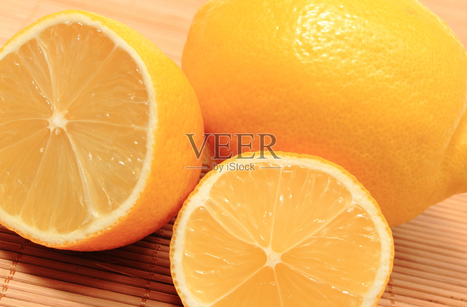 木质背景上的新鲜柠檬照片摄影图片