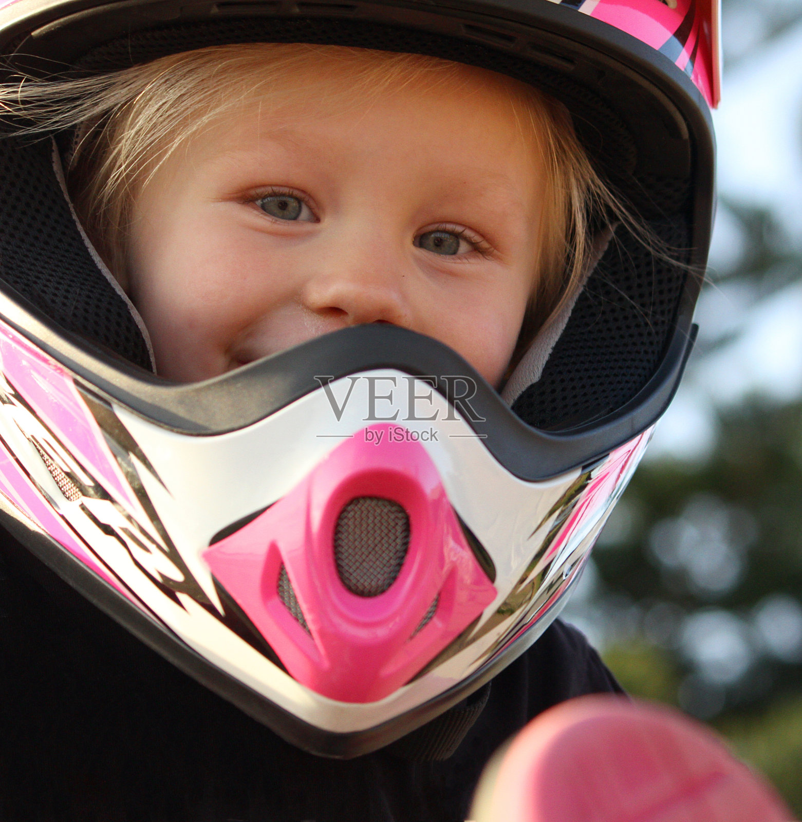 小女孩戴着粉色和白色的安全帽照片摄影图片