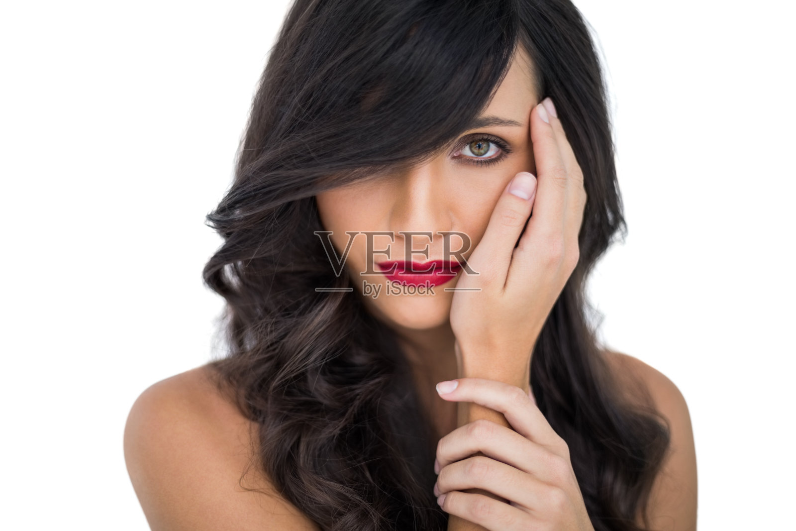 迷人的黑发与红色的嘴唇摆姿势抚摸她的脸照片摄影图片