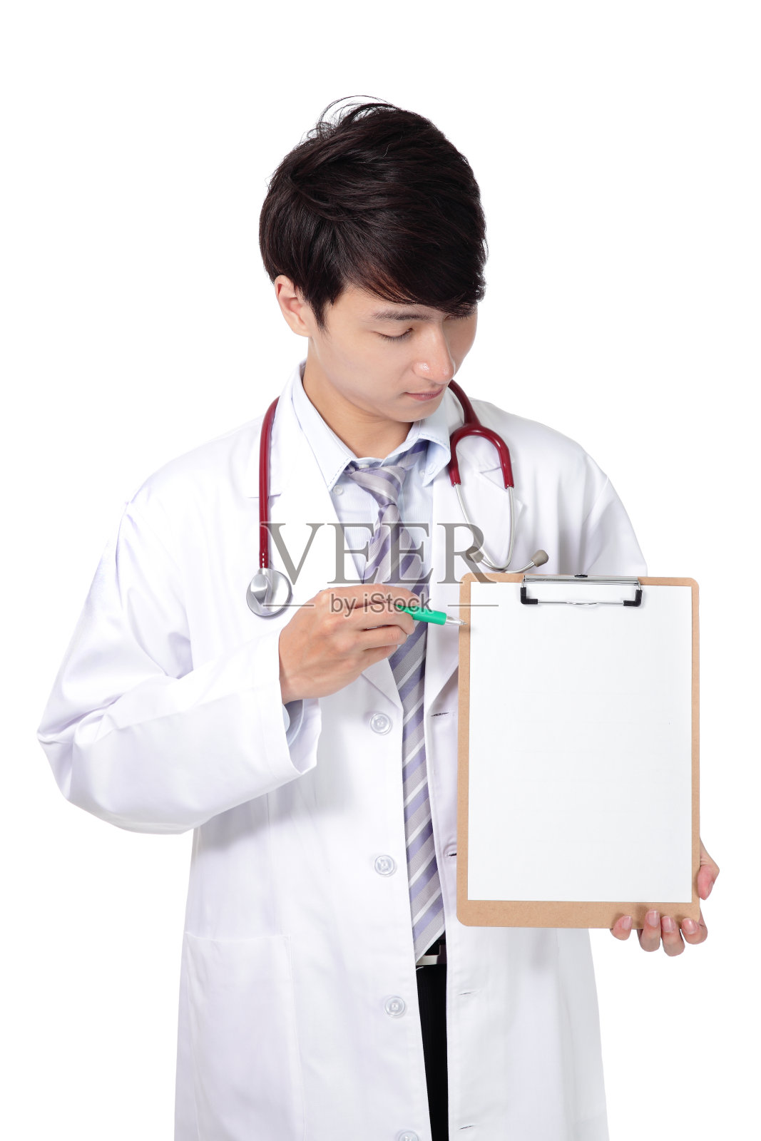 白色背景上带着剪贴板的年轻医生照片摄影图片