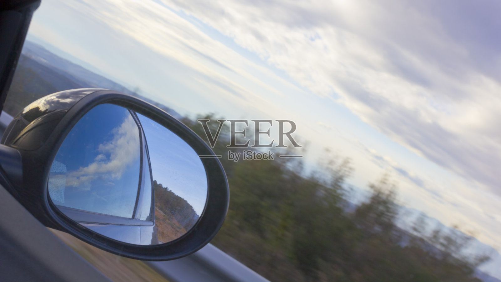 车窗景观与镜子和模糊的森林照片摄影图片