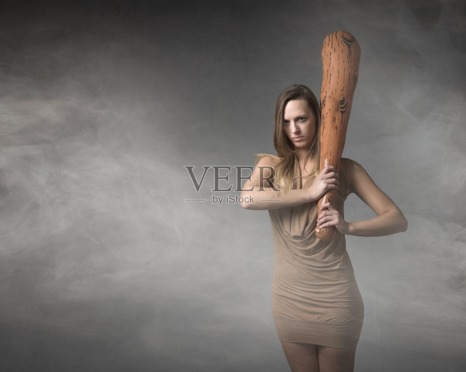 女人从过去的时代在迷雾中照片摄影图片