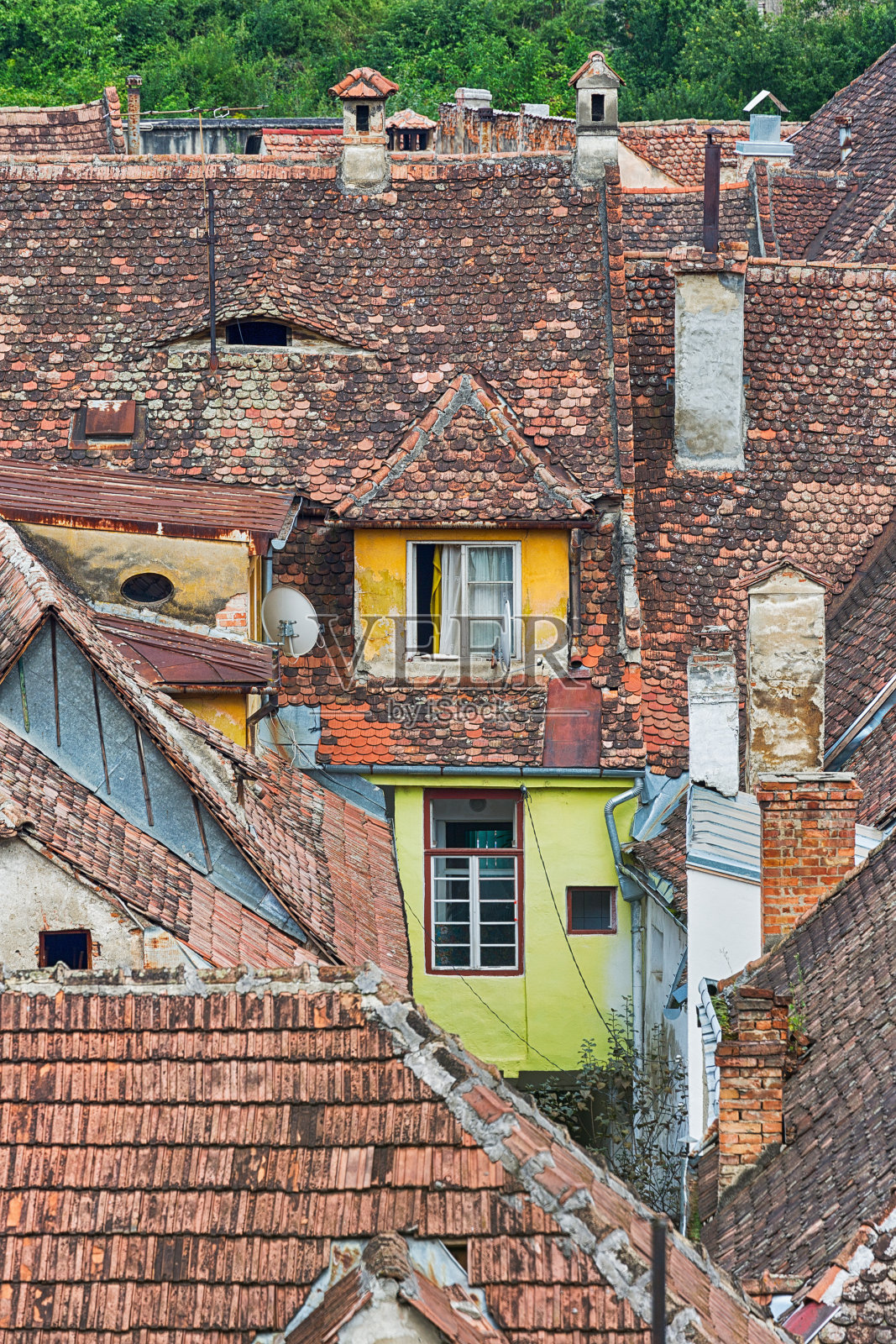 罗马尼亚Sighisoara的古老屋顶。照片摄影图片