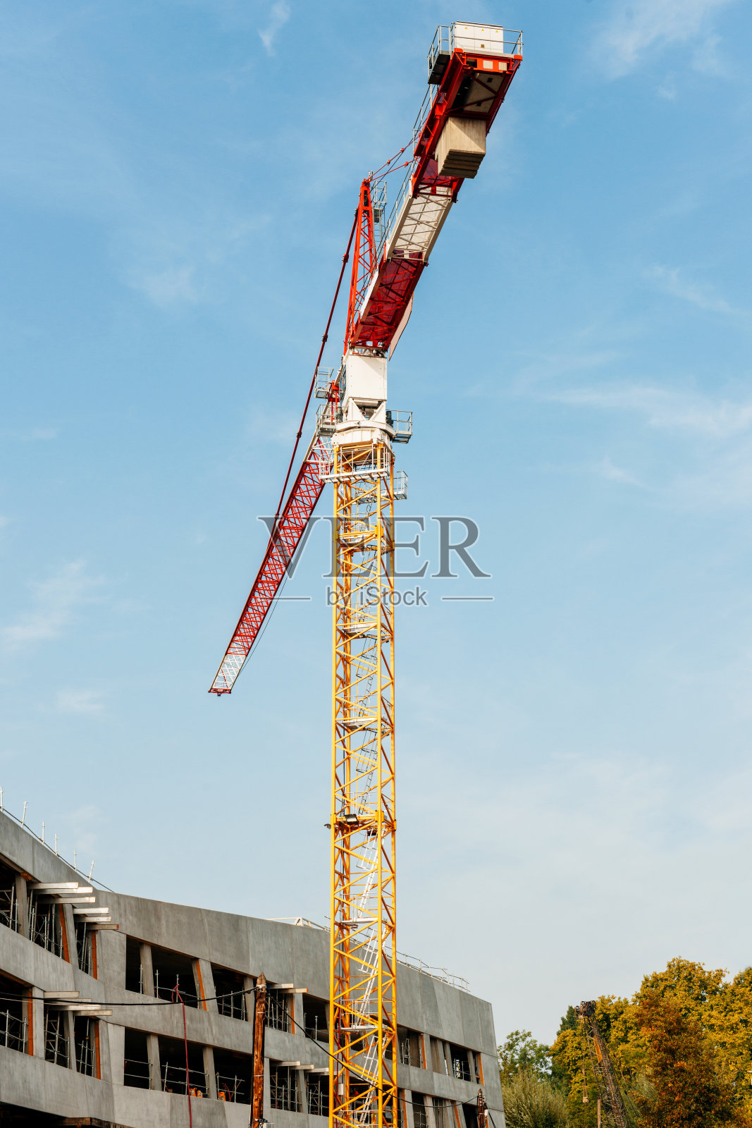 起重机在施工现场工作照片摄影图片