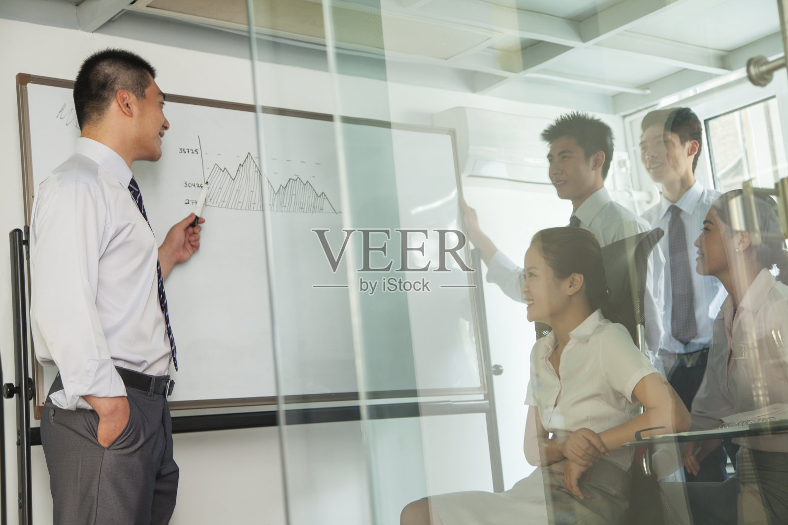 工人们在看白板上的图表照片摄影图片