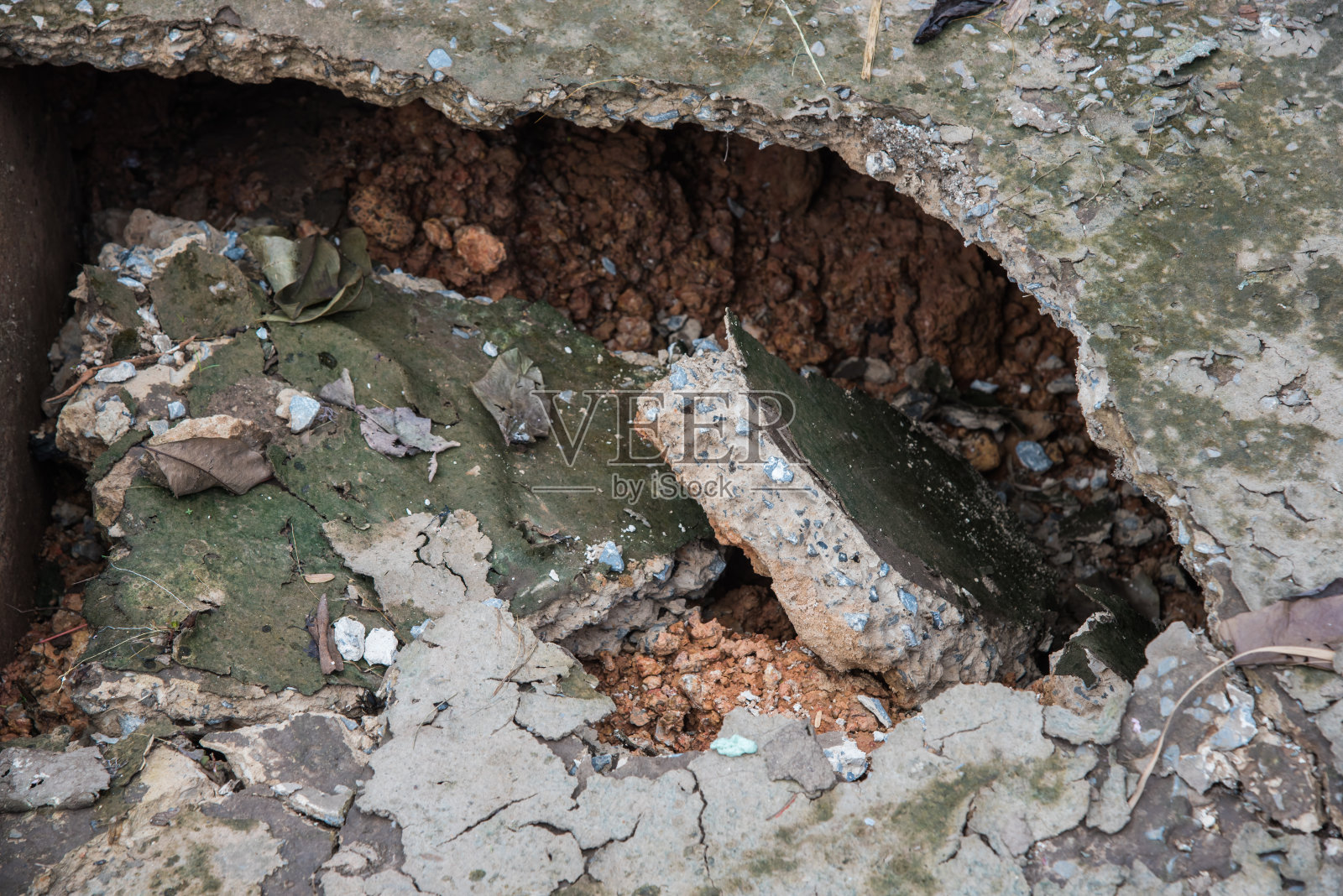 老了人行道上。塌进了一个深洞。照片摄影图片