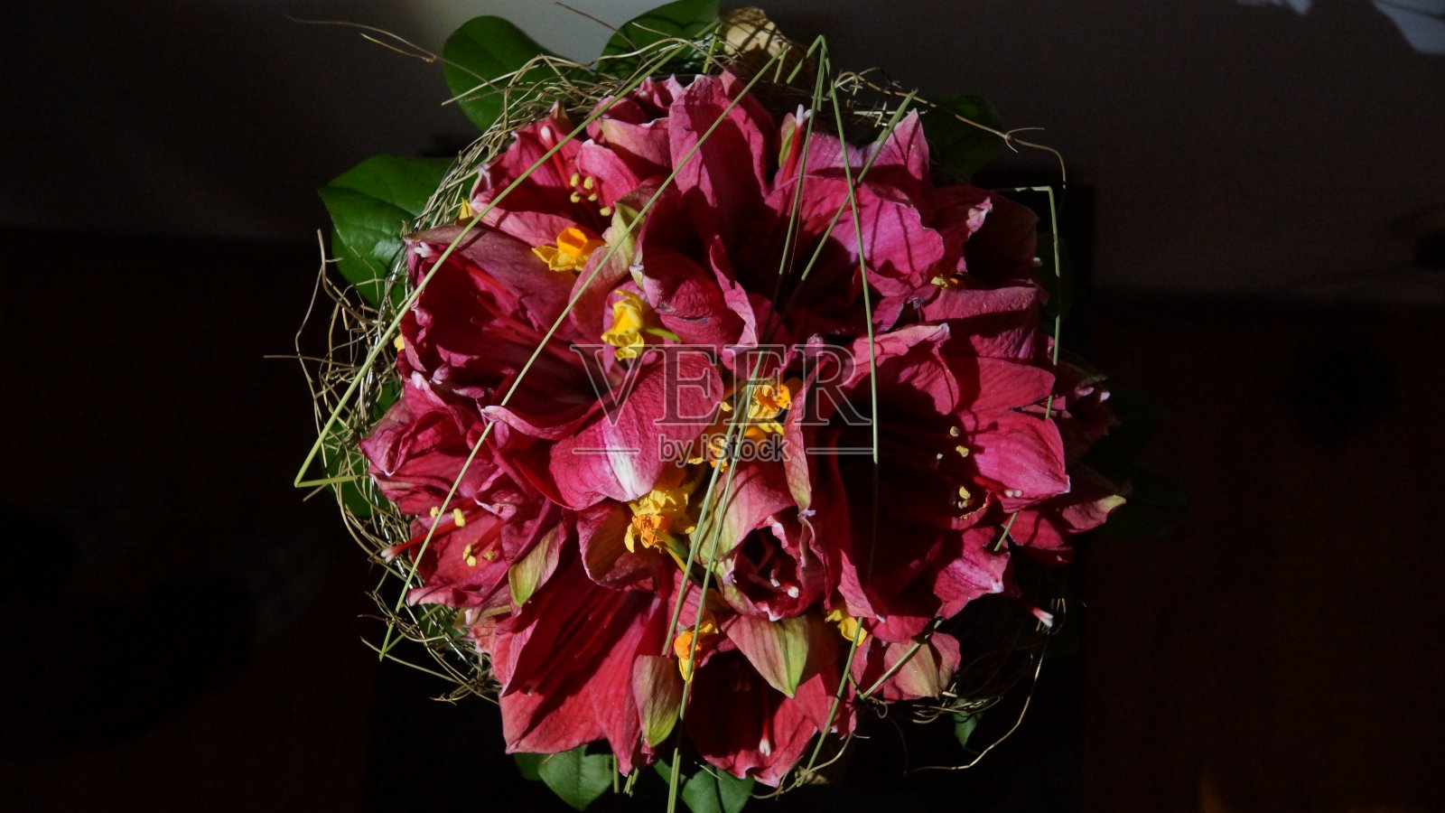 鸟瞰图黄色,绿色和红色的花束照片摄影图片