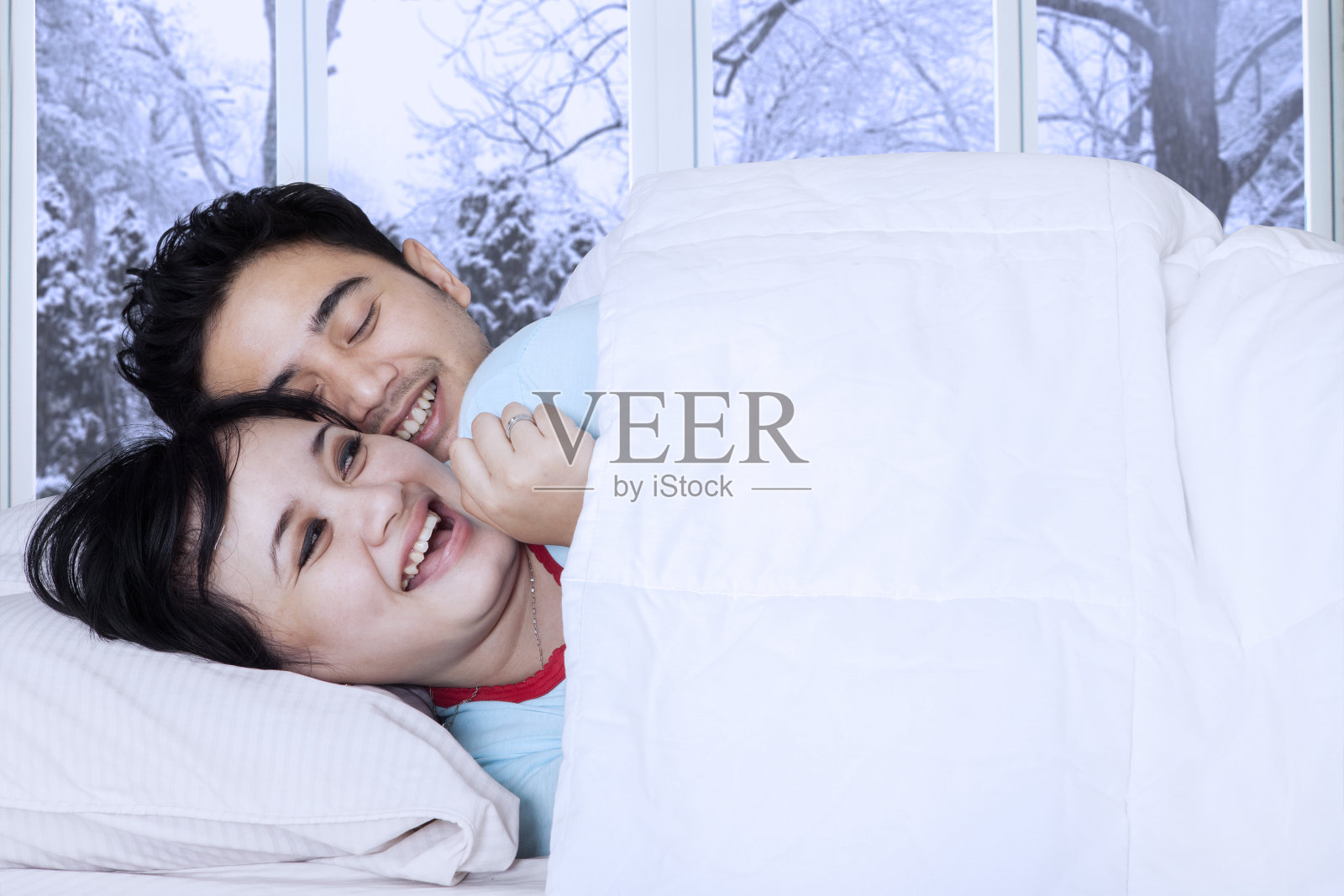 情侣在卧室开玩笑照片摄影图片