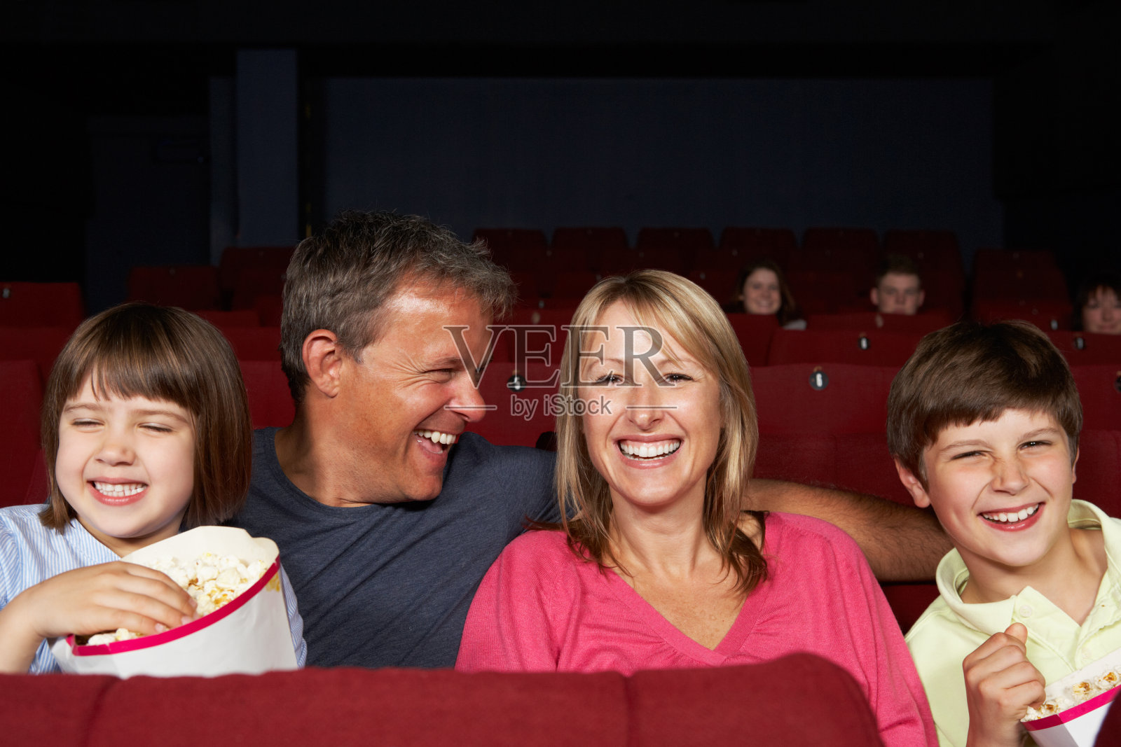 家庭在电影院看电影照片摄影图片