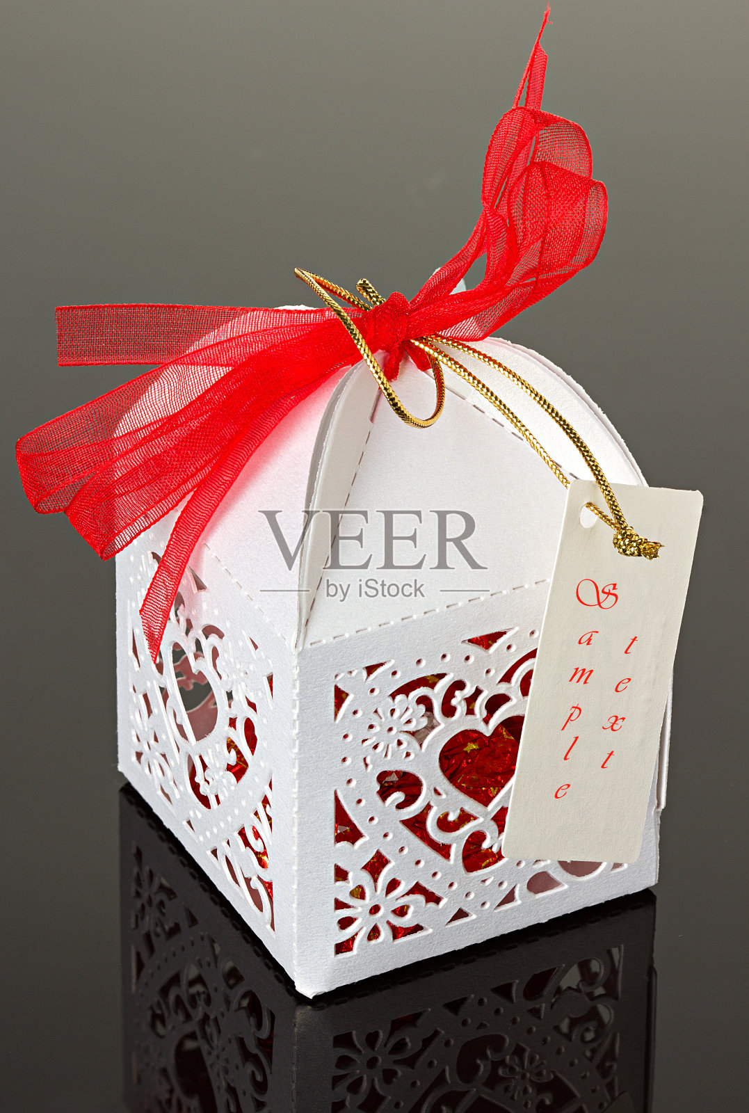 带着红丝带和明信片的礼物。手机文字输入的软件照片摄影图片